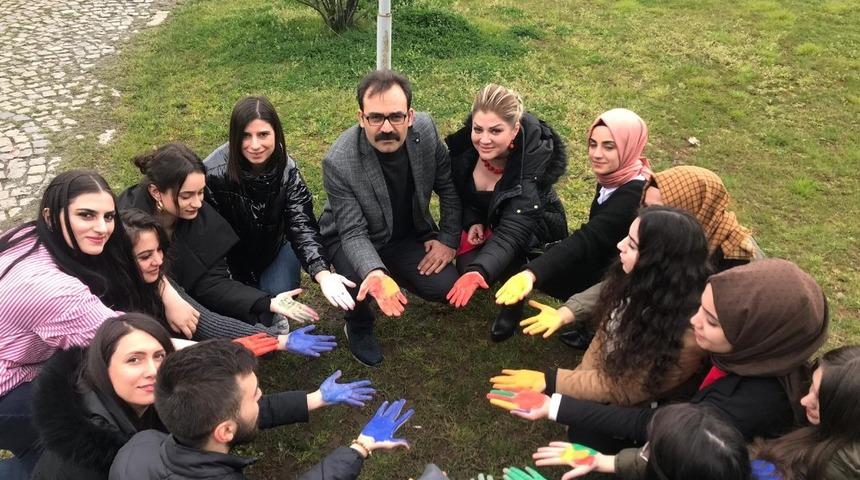 Otizme dikkat &ccedil;ekmek i&ccedil;in ellerini boyadılar