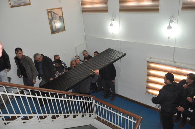 CHP'li Başkan, makam odasının kapısını söktürdü