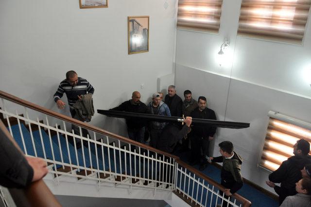 CHP'li Başkan, makam odasının kapısını söktürdü