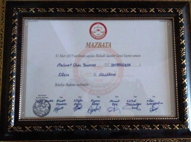 Akçakoca Belediye başkanı seçilen Okan Yanmaz mazbatasını aldı