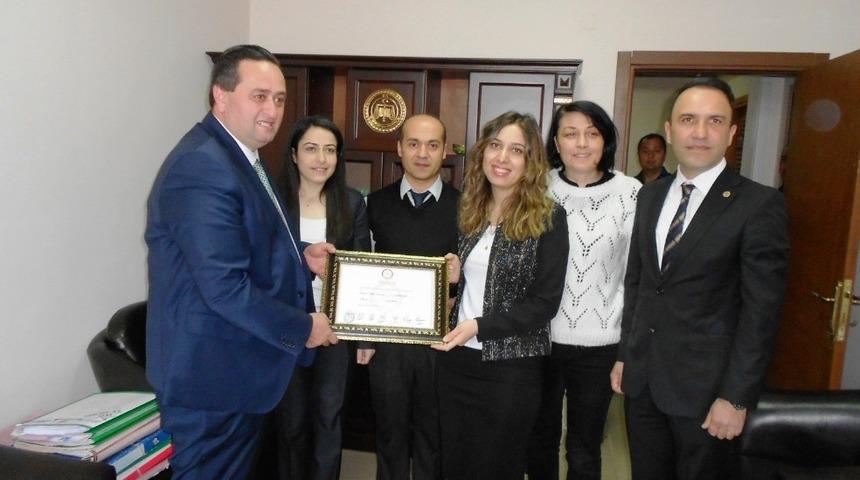 Ak&ccedil;akoca Belediye başkanı se&ccedil;ilen Okan Yanmaz mazbatasını aldı