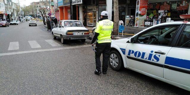 Yaya geçidine park edilen araçlar polisten kaçamıyor