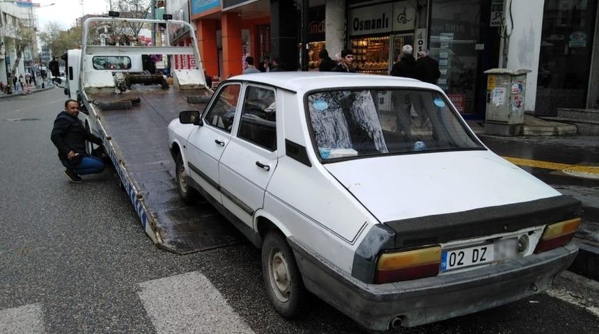 Yaya geçidine park edilen araçlar polisten kaçamıyor