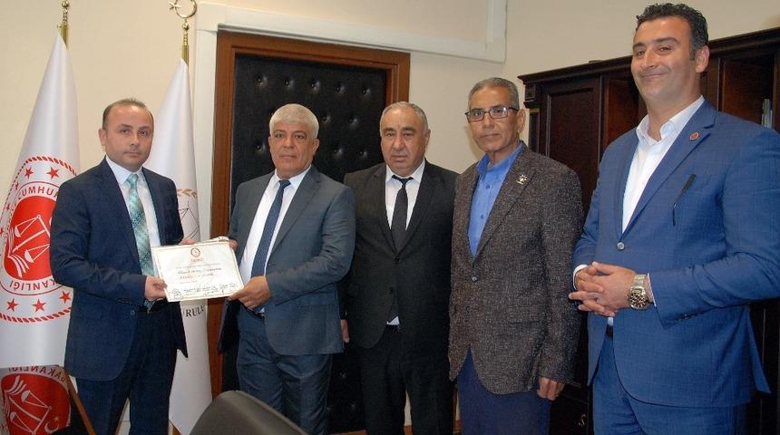 Başkan Aktan, mazbatasını alıp ilk imzayı attı