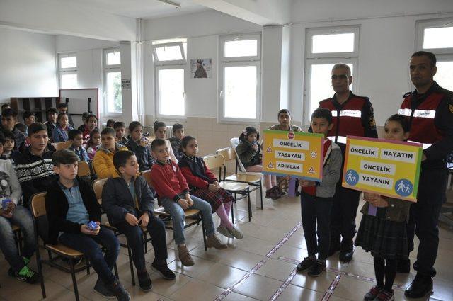 Jandarmadan öğrencilere simülasyonlu trafik eğitimi