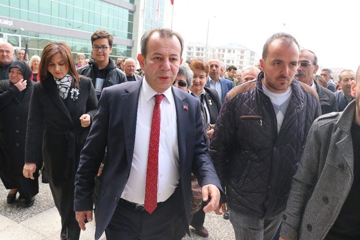 Bolu Belediye Başkanı Özcan, mazbatasını 500 kişiyle birlikte aldı G1