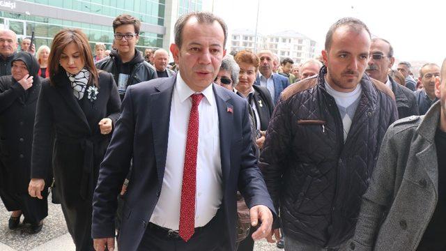 Bolu Belediye Başkanı Özcan, mazbatasını 500 kişiyle birlikte aldı