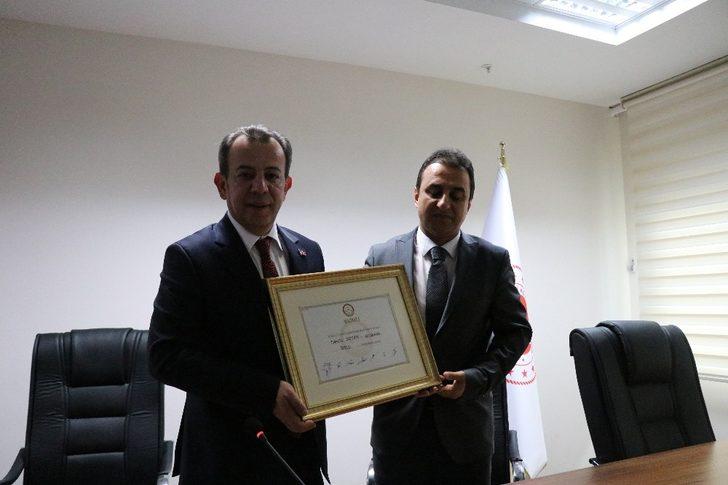 Bolu Belediye Başkanı Özcan, mazbatasını 500 kişiyle birlikte aldı G2