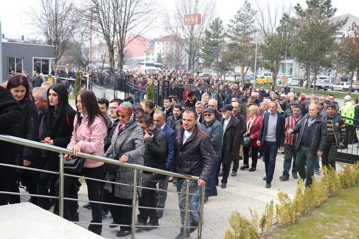 Bolu Belediye Başkanı Özcan, mazbatasını 500 kişiyle birlikte aldı G3