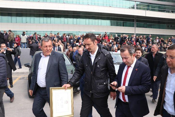 Bolu Belediye Başkanı Özcan, mazbatasını 500 kişiyle birlikte aldı G4