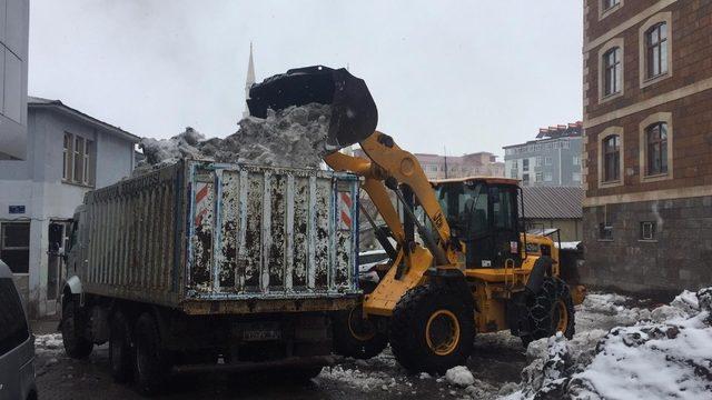 Nisan’da kar yağışı süren Karlıova’da 5 bin kamyon kar taşındı