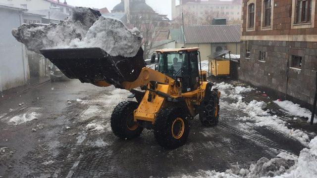 Nisan’da kar yağışı süren Karlıova’da 5 bin kamyon kar taşındı
