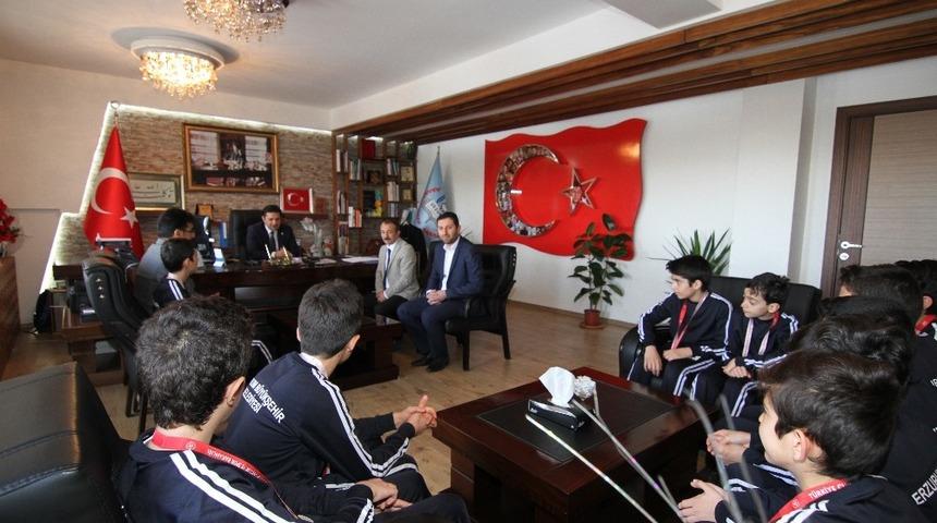 Şampiyon halk oyunları ekibinden İl Milli Eğitim M&uuml;d&uuml;rl&uuml;ğ&uuml;&rsquo;ne ziyaret