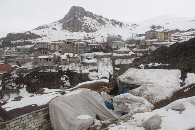 Yağışlardan tahrip olan ahırdaki 300 hayvan dışarıda kaldı