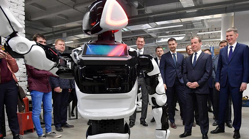 Akıllı robotu Promobot, yıllar sonra başbakanı tanıdı