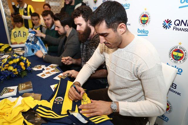 Fenerbahçe Beko’nun yıldızları, imza gününde taraftarlarla buluştu