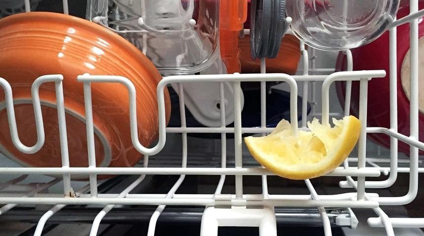 Bulaşık makinesine limon kabuğu koyduğunuzda bakın neler oluyor