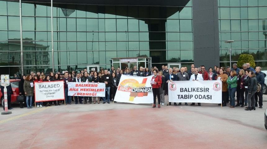 Balıkesir&rsquo;de sağlık &ccedil;alışanlarına şiddet kınandı