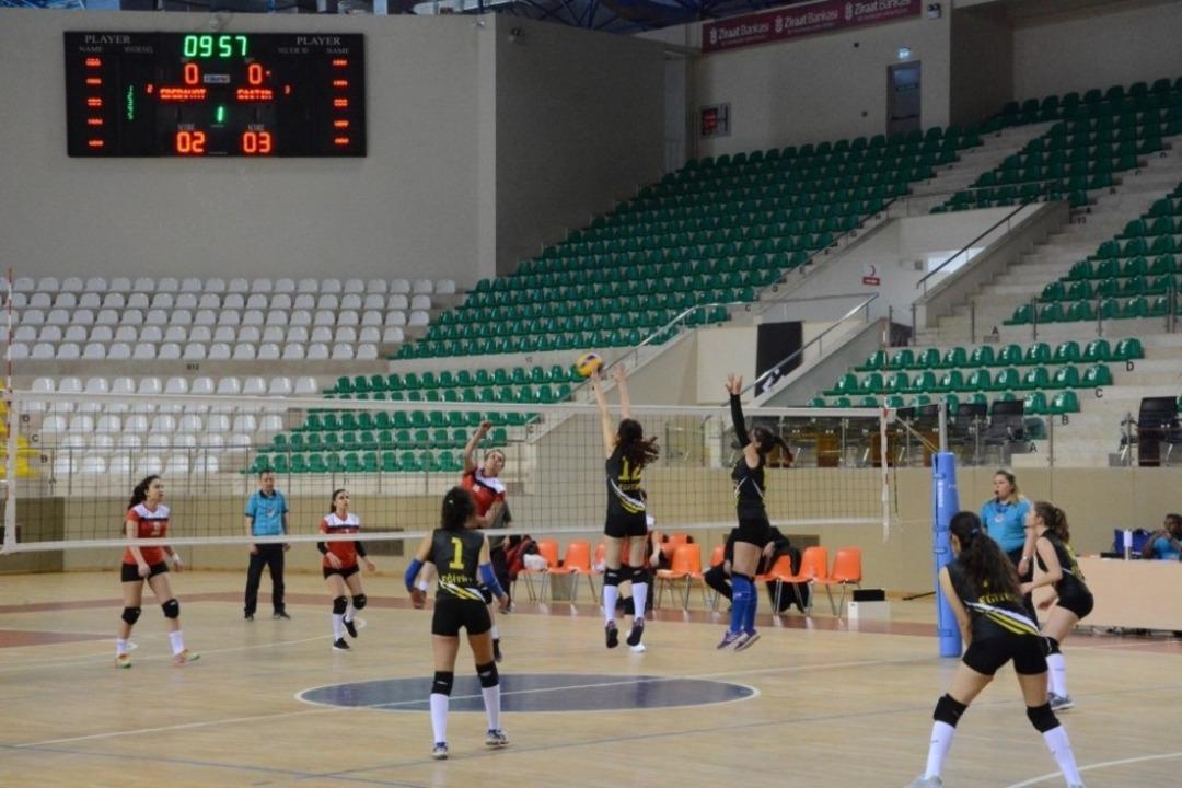 Bahar Şenlikleri spor heyecanı voleybolla s&uuml;rd&uuml;