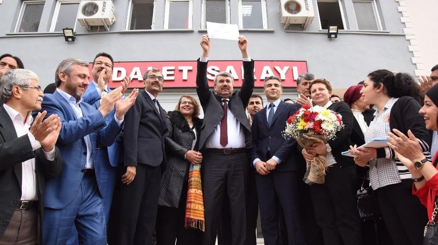 Hidayet Kılın&ccedil; mazbatasını alıp g&ouml;reve başladı