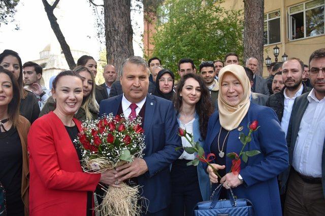 Başkan Çerçi çiçeklerle karşılandı