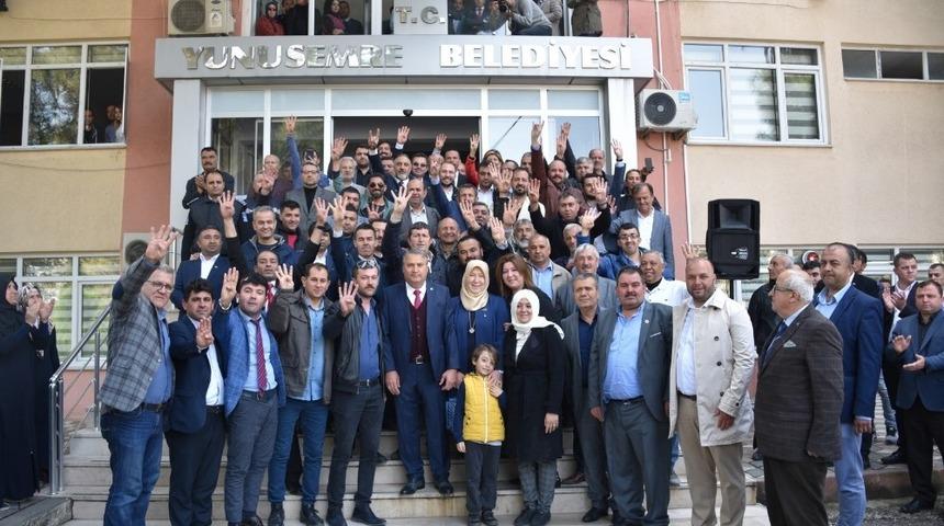 Başkan &Ccedil;er&ccedil;i &ccedil;i&ccedil;eklerle karşılandı