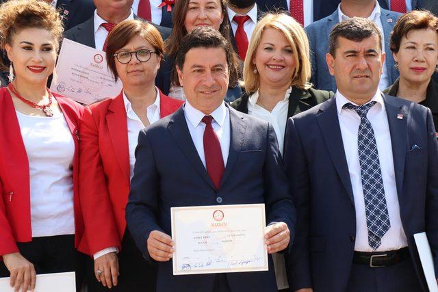 Bodrum Belediye Başkanı Aras, mazbatasını aldı