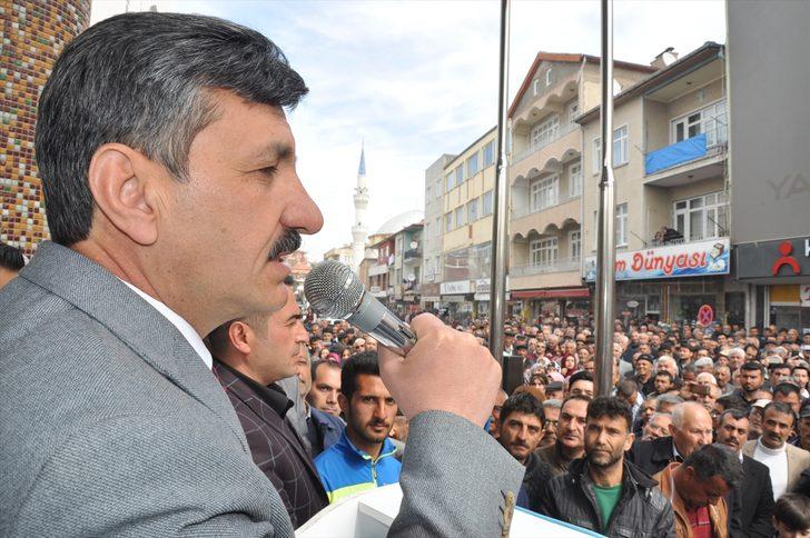 Makam koltuğunu kaldırıp tahta sandalyeye oturdu  G1