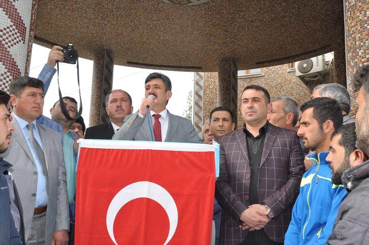 Makam koltuğunu kaldırıp tahta sandalyeye oturdu  G2