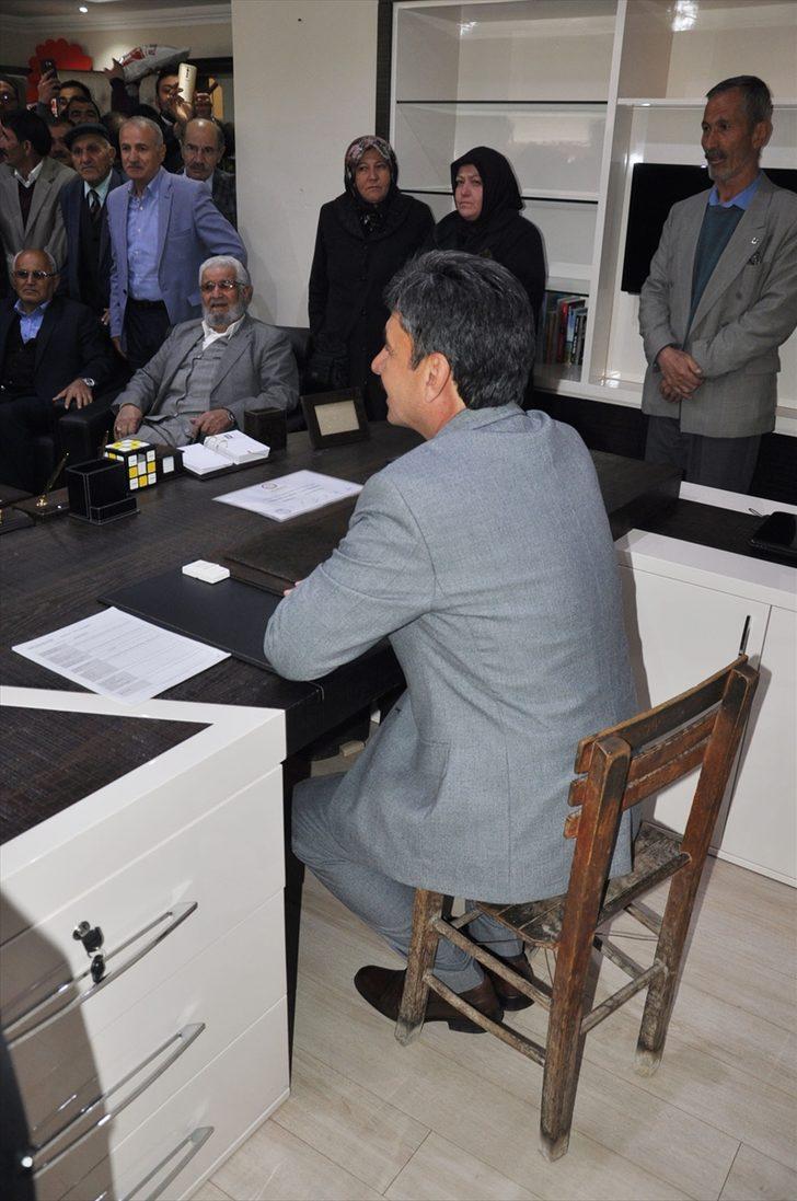 Makam koltuğunu kaldırıp tahta sandalyeye oturdu  G4