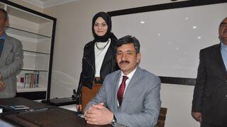 Makam koltuğunu kaldırıp tahta sandalyeye oturdu 