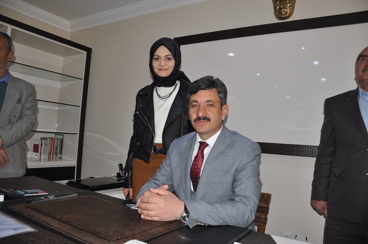 Makam koltuğunu kaldırıp tahta sandalyeye oturdu  G5