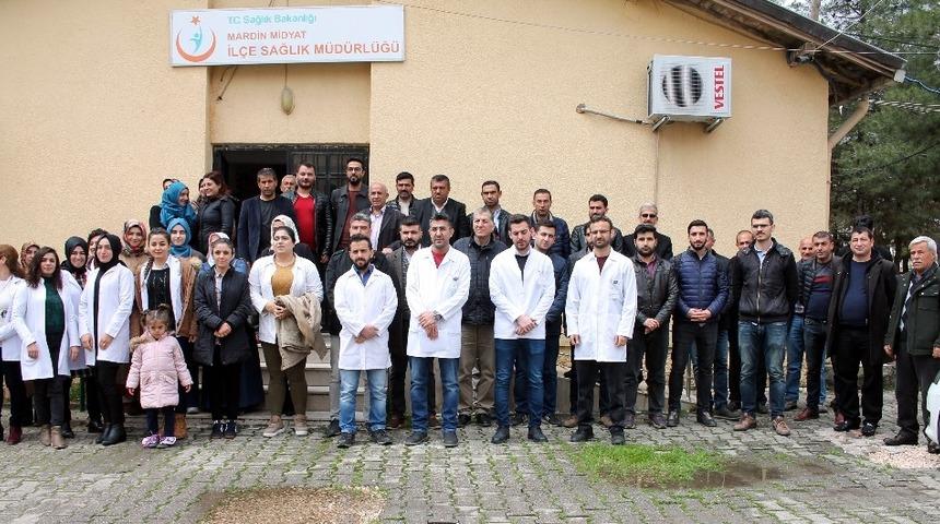 Midyat&rsquo;ta aile hekimleri, İzmir&rsquo;deki şiddeti protesto etti