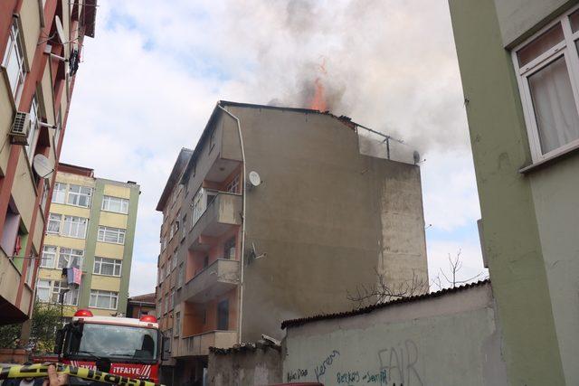 Ümraniye'de yanan çatıya damacana ile müdahale etti