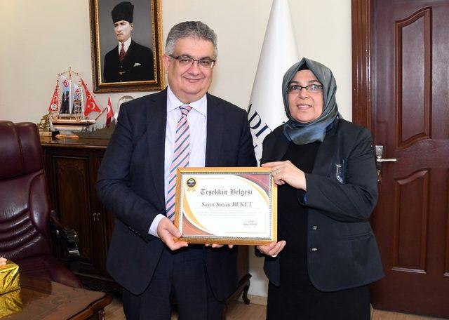 Vali Aykut Pekmez’den emekliye ayrılan Suzan Beket’e teşekkür plaketi