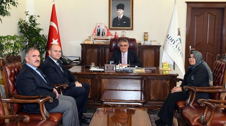 Vali Aykut Pekmez&rsquo;den emekliye ayrılan Suzan Beket&rsquo;e teşekk&uuml;r plaketi