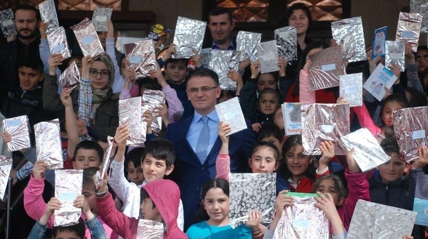 Vali Balcı, &ccedil;ocukları makamında ağırladı