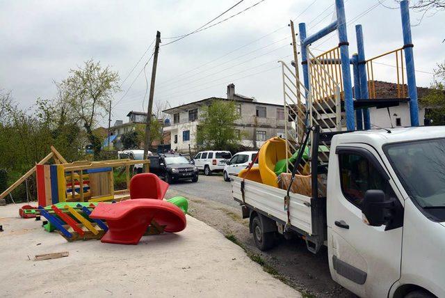 Eski muhtarın yıktığı çocuk parkı, şarkıcı Cenk Eren'in desteğiyle yapılacak (2)