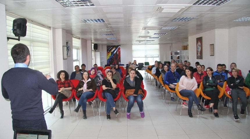 Gençlik Merkezi’nde eğitmen ve velilere madde bağımlılığı bilgilendirmesi