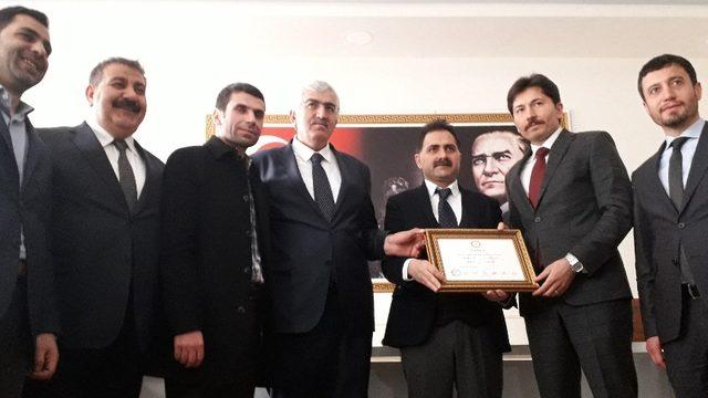 Yakutiye Belediye Başkanı Uçar, mazbatasını aldı