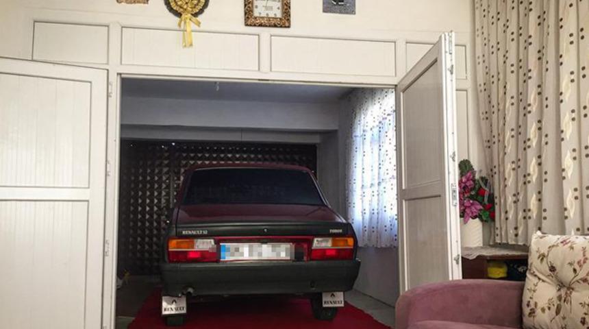 Evinin bir odasını, &ccedil;ok sevdiği otomobiline ayırdı