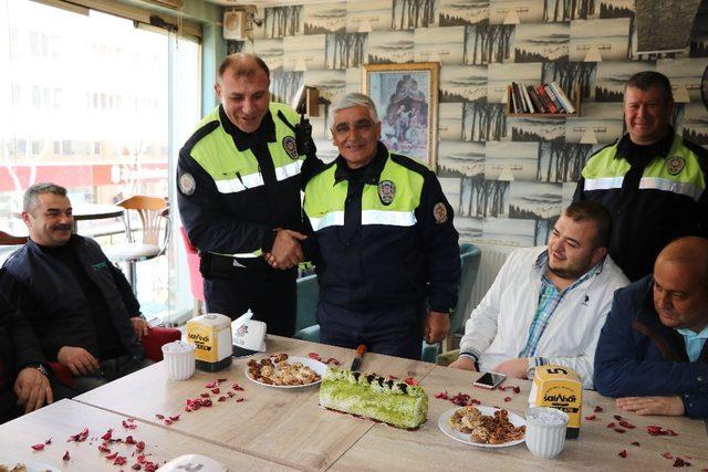 18 yıldır aynı caddede görev yapan trafik polisine esnaftan veda