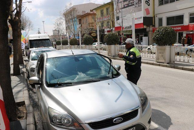 18 yıldır aynı caddede görev yapan trafik polisine esnaftan veda