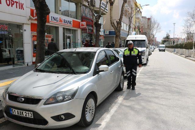 18 yıldır aynı caddede görev yapan trafik polisine esnaftan veda