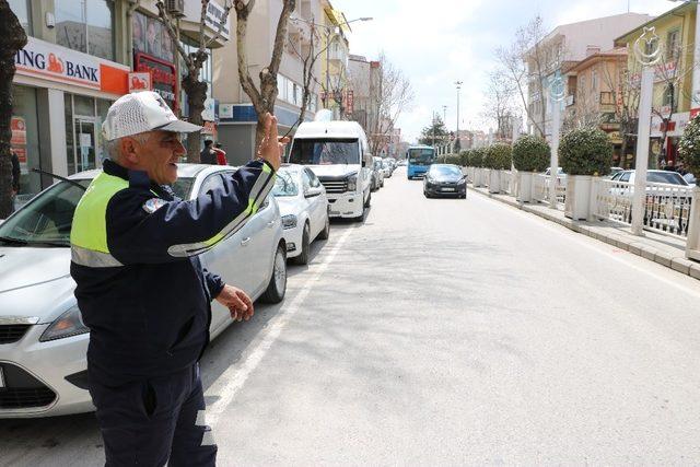 18 yıldır aynı caddede görev yapan trafik polisine esnaftan veda