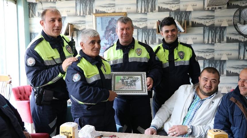 18 yıldır aynı caddede görev yapan trafik polisine esnaftan veda