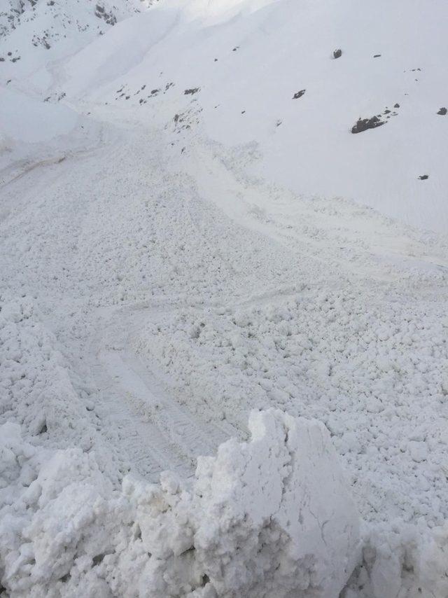 Hakkari-Şırnak karayoluna inen çığlar temizlendi