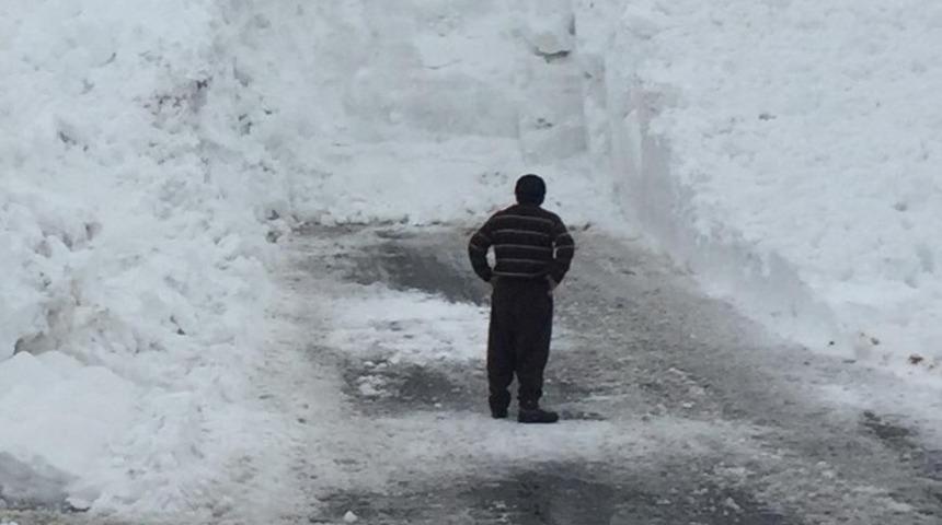 Hakkari-Şırnak karayoluna inen çığlar temizlendi