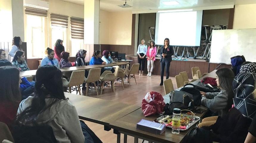 Hemşire adayları Meme Kanseri eğitimi verdi