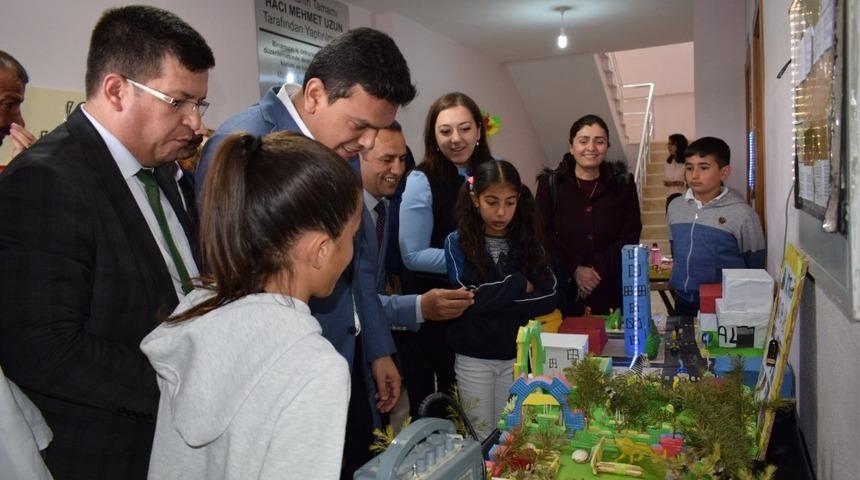 &Ouml;ğrenciler atık malzemelerden ders materyali yaptı